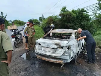 Sóc Trăng: Ô tô cháy dữ dội khi đang lưu thông