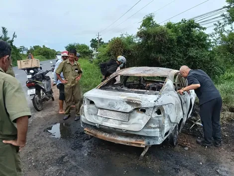 Sóc Trăng: Ô tô cháy dữ dội khi đang lưu thông