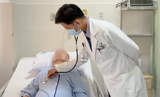 Nội soi gắp giấy vệ sinh chèn sâu trong phế quản cụ ông