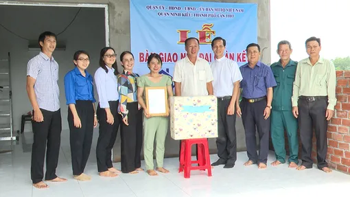 Bàn giao nhà Đại đoàn kết