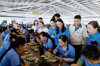 Lãnh đạo LĐLĐ thành phố thăm hỏi tình hình sản xuất các doanh nghiệp