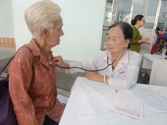 Tấm lòng nữ bác sĩ về hưu