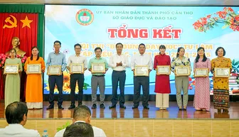 Trao giải Hội thi “Đồ dùng dạy học” tự làm cấp tiểu học, năm học 2024-2025