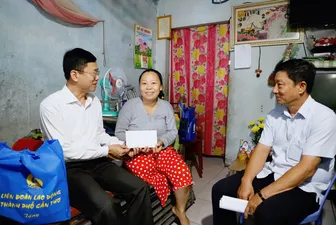 Thăm, tặng quà công nhân bị tai nạn lao động