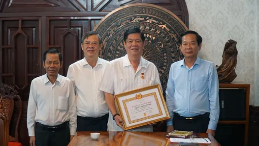 Đồng chí Bí thư Thành ủy trao Huy hiệu 55 năm tuổi Đảng cho đồng chí Nguyễn Phong Quang