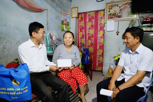 Thăm, tặng quà công nhân bị tai nạn lao động