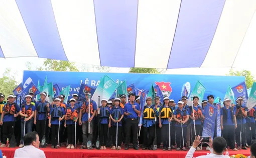 Tuổi trẻ Ninh Kiều chèo SUP thu gom rác thải, bảo vệ dòng sông quê hương