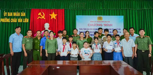 Tặng quà trẻ em trong mô hình “Tình thương cho em, hậu COVID” và chương trình “Mẹ đỡ đầu”