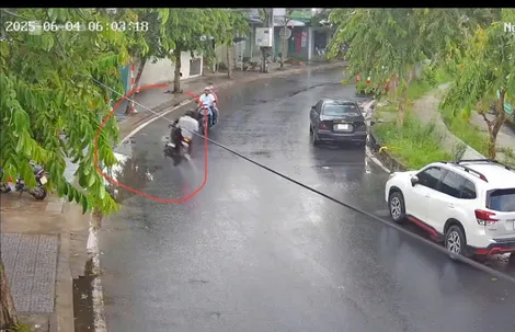 Điều khiển mô tô mất lái, đâm sập tường, nam thanh niên người nước ngoài tử vong