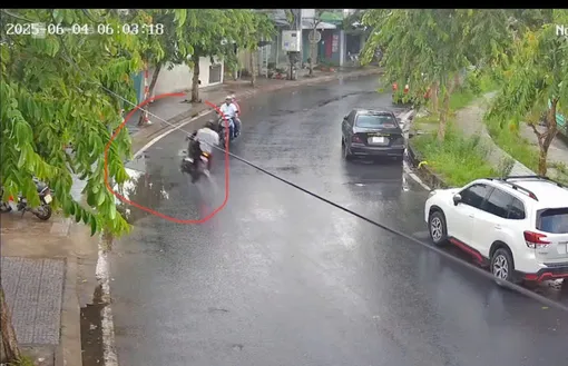 Điều khiển mô tô mất lái, đâm sập tường, nam thanh niên người nước ngoài tử vong