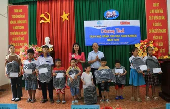 Báo Cần Thơ trao học bổng cho học sinh dân tộc Khmer ở huyện Thới Lai