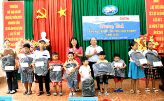 កា​សែត​កឹង​ធើ ជូន​អា​ហា​រូប​ករណ៍​ដល់​សិស្សា​នុសិស្ស​ជន​ជាតិ​ខ្មែរ​នៅ​ស្រុក​ថើយ​ឡាយ