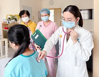 Điều trị thành công cho bệnh nhi 14 tuổi mắc sởi biến chứng nặng