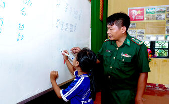 កង​ទ័ព​ការ​ពារ​ព្រំ​ដែន​សុក​ត្រាំង បើក​ថ្នាក់​បង្រៀន​អក្សរ​ខ្មែរ​ដល់​ប្អូនៗ​សិស្សា​នុសិស្ស​តំ​បន់​ព្រំ​ដែន​សមុទ្រ
