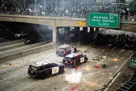Ông Trump quyết dập tắt làn sóng biểu tình ở California