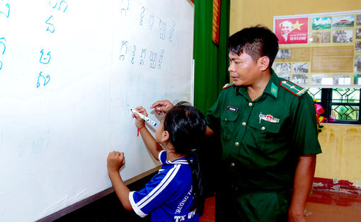កង​ទ័ព​ការ​ពារ​ព្រំ​ដែន​សុក​ត្រាំង បើក​ថ្នាក់​បង្រៀន​អក្សរ​ខ្មែរ​ដល់​ប្អូនៗ​សិស្សា​នុសិស្ស​តំ​បន់​ព្រំ​ដែន​សមុទ្រ