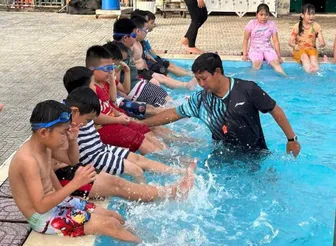 Lớp dạy bơi miễn phí cho trẻ có hoàn cảnh khó khăn ở hồ bơi Nhiệt điện Trà Nóc