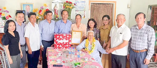 Chúc thọ, tặng quà 943 cụ tròn 90 tuổi