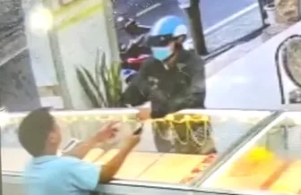 Cà Mau: Giả vờ mua vàng, rồi cầm nửa cây vàng của tiệm chạy trốn
