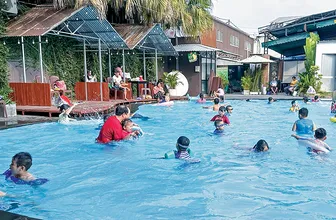 Phụ kiện cho bé bơi lội an toàn và thoải mái