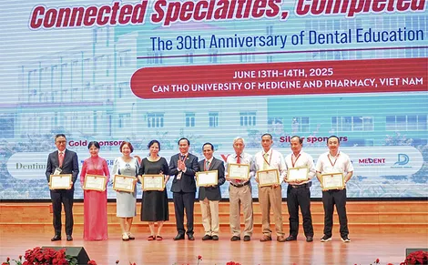 Họp mặt kỷ niệm 30 năm đào tạo Bác sĩ Răng Hàm Mặt