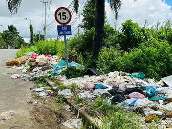 Rác thải tràn lan, bốc mùi hôi