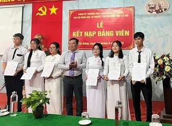 Ðảng bộ Trường THPT chuyên Lý Tự Trọng tổ chức lễ kết nạp 1 giáo viên và 5 học sinh vào Ðảng