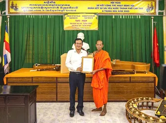 Trao 2 dàn nhạc cho đồng bào dân tộc Khmer