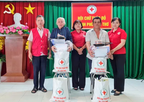 Hội Chữ thập đỏ TP Cần Thơ tặng quà cho hộ bị hỏa hoạn