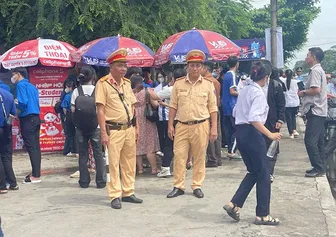 Chung sức hỗ trợ thí sinh đến các điểm thi tốt nghiệp THPT an toàn
