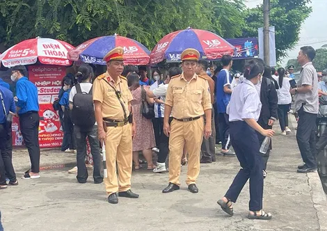 Chung sức hỗ trợ thí sinh đến các điểm thi tốt nghiệp THPT an toàn