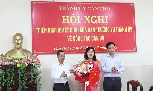 Trao quyết định nghỉ hưu cho đồng chí Lê Cẩm Thoa, Phó Trưởng Ban Nội chính Thành ủy Cần Thơ