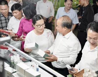 Gian hàng chung của TP Cần Thơ tại Festival nông sản Hà Nội nhận được sự phản hồi tích cực của người tiêu dùng thủ đô