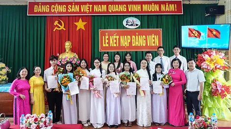 8 học sinh Trường THPT Châu Văn Liêm được kết nạp Đảng