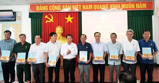 Công bố quyết định kết thúc hoạt động Hội Cựu chiến binh quận, huyện