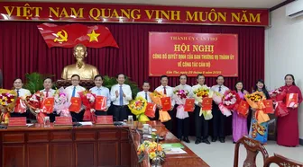Thành ủy Cần Thơ trao quyết định nghỉ hưu cho 12 cán bộ