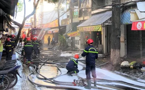 Cháy cơ sở kinh doanh nhang, đèn ở đường Đồng Khởi