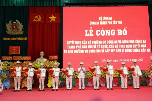 Công bố về tổ chức, cán bộ Công an TP Cần Thơ