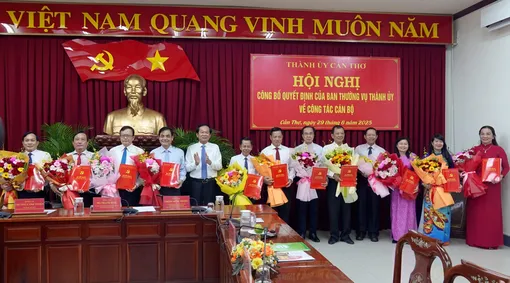 Thành ủy Cần Thơ trao quyết định nghỉ hưu cho 12 cán bộ