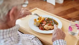 Những điều cần tránh làm vào buổi tối để phòng ngừa bệnh Alzheimer