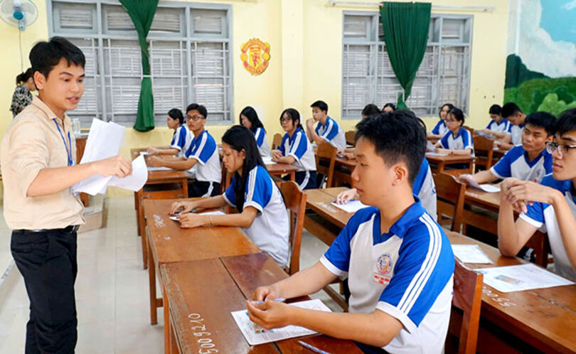 សម័យ​ប្រ​ឡង​សញ្ញា​បត្រ​មធ្យម​សិក្សា​ចំ​ណេះ​ទូ​ទៅ​ដំ​បូង តាម​កម្ម​វិធី​អប់រំ​ចំ​ណេះ​ទូ​ទៅ​ថ្មី​