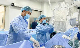 Đặt 3 stent cứu bệnh nhân lên cơn đau thắt ngực