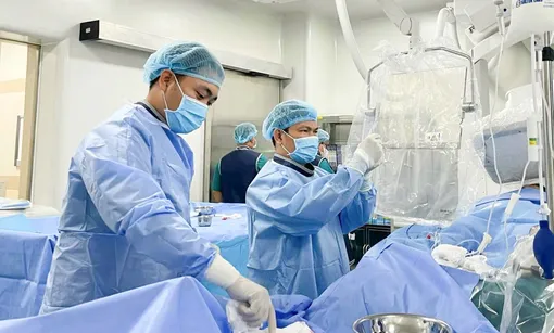 Đặt 3 stent cứu bệnh nhân lên cơn đau thắt ngực