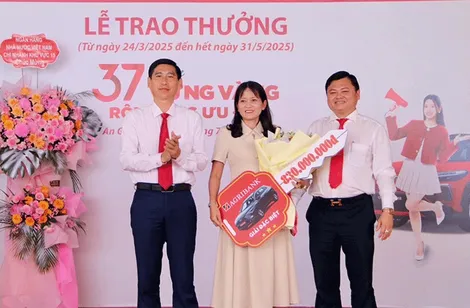 Agribank Chi nhánh Kiên Giang II trao giải Đặc biệt chương trình "37 năm vững vàng - Rộn ràng ưu đãi"