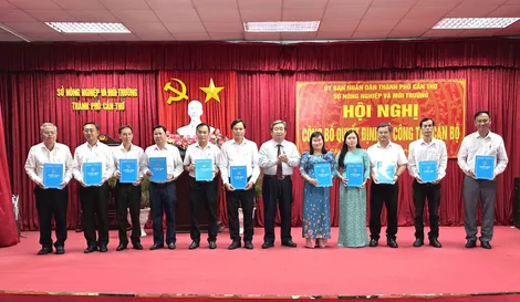 Trao quyết định bổ nhiệm cán bộ các phòng, chi cục thuộc Sở Nông nghiệp và Môi trường TP Cần Thơ