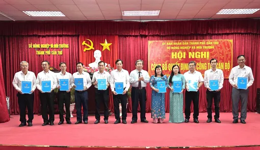 Trao quyết định bổ nhiệm cán bộ các phòng, chi cục thuộc Sở Nông nghiệp và Môi trường TP Cần Thơ