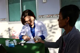 Lưu ý chăm sóc bàn chân của người bệnh đái tháo đường