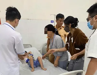 CSGT Công an TP Cần Thơ hỗ trợ đưa cháu bé nguy cơ vỡ bàng quang đến bệnh viện cấp cứu