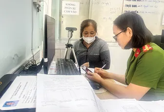 Công an phường Ô Môn đẩy mạnh tiếp nhận, giải quyết hồ sơ trực tuyến của người dân