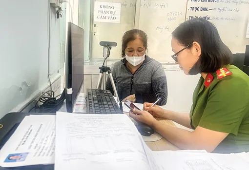 Công an phường Ô Môn đẩy mạnh tiếp nhận, giải quyết hồ sơ trực tuyến của người dân
